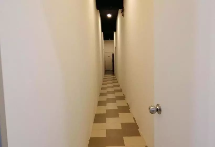 ホテル Spot On 89871 Snooze Hostel