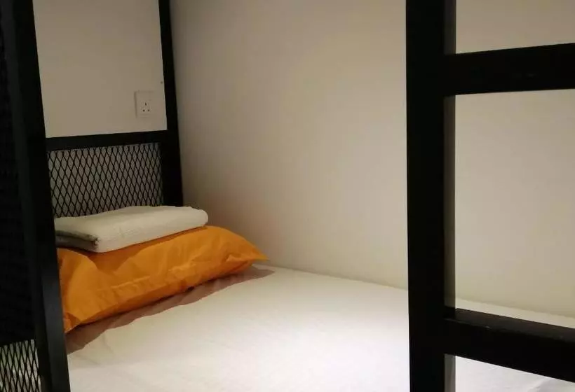 ホテル Spot On 89871 Snooze Hostel