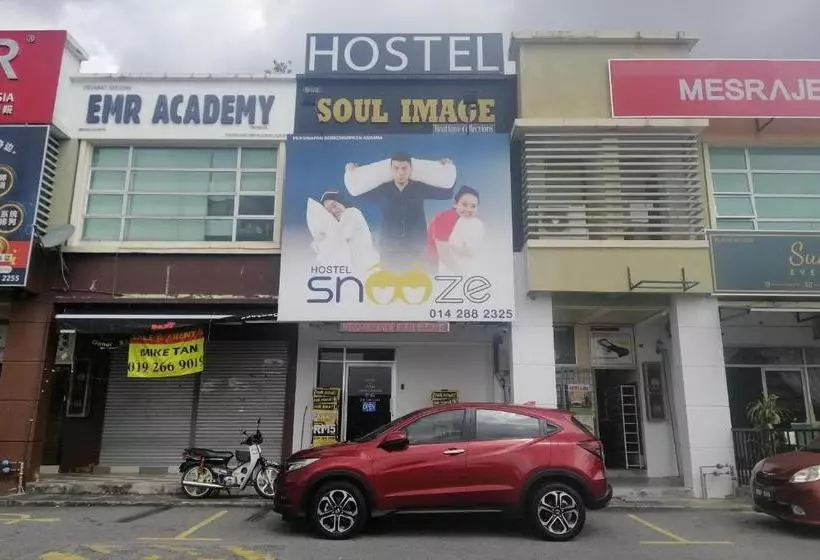 ホテル Spot On 89871 Snooze Hostel
