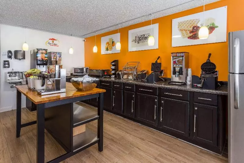 Отель Super 8 By Wyndham Dubuque