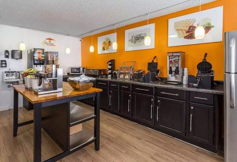 Отель Super 8 By Wyndham Dubuque