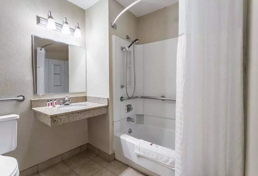 Отель Super 8 By Wyndham Dubuque