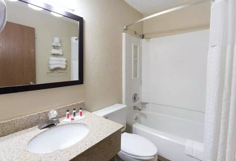 Отель Super 8 By Wyndham Dubuque