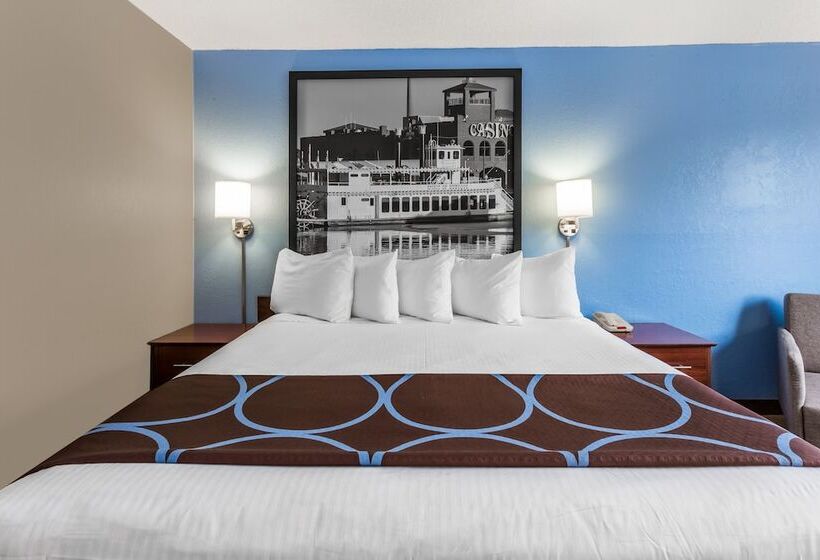 هتل Super 8 By Wyndham Dubuque