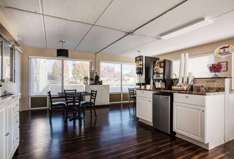 فندق Super 8 By Wyndham Sevierville Riverside