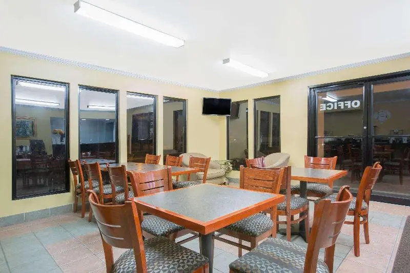 モーテル Budgetel Inn & Suites