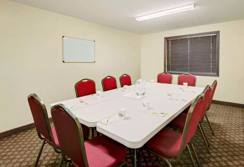 مُتل Days Inn By Wyndham Fort Dodge