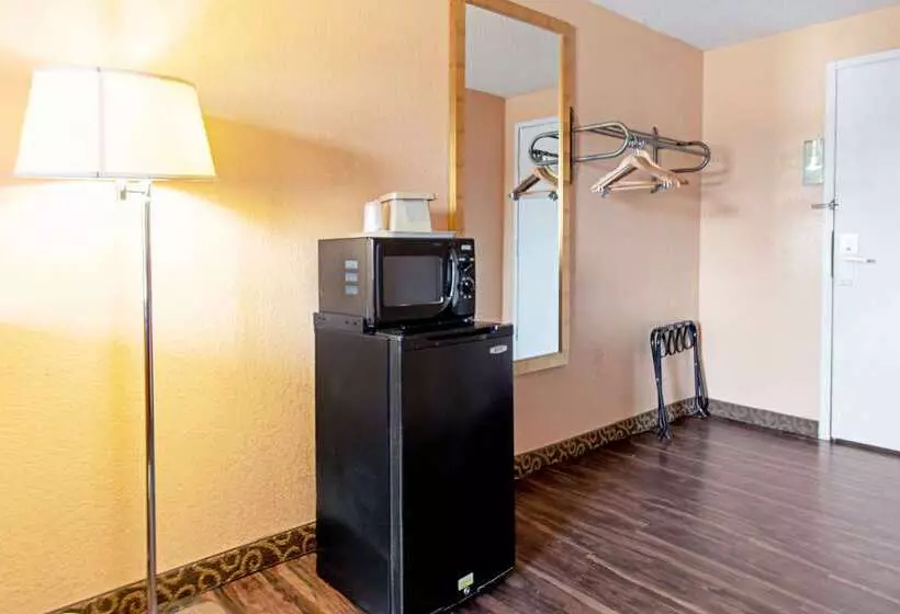 فندق على الطريق Econo Lodge