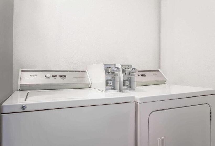 汽车旅馆 Super 8 By Wyndham Price