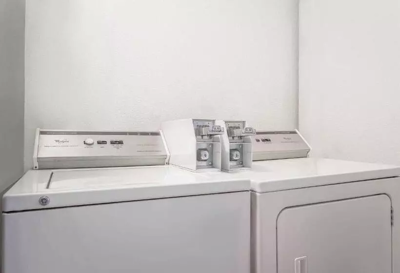 모텔 Super 8 By Wyndham Price