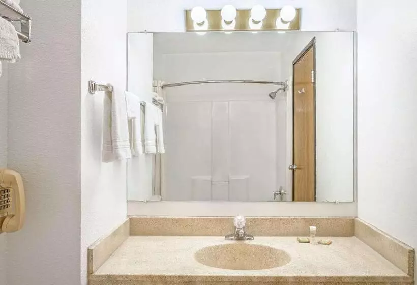 모텔 Super 8 By Wyndham Price