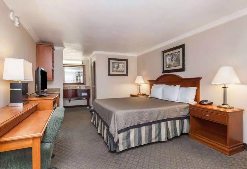 汽车旅馆  Travelodge By Wyndham Sylmar Ca