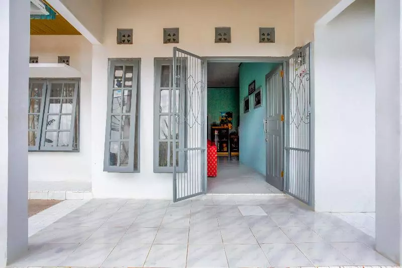 ホテル Oyo 2903 Putri Residence Syariah