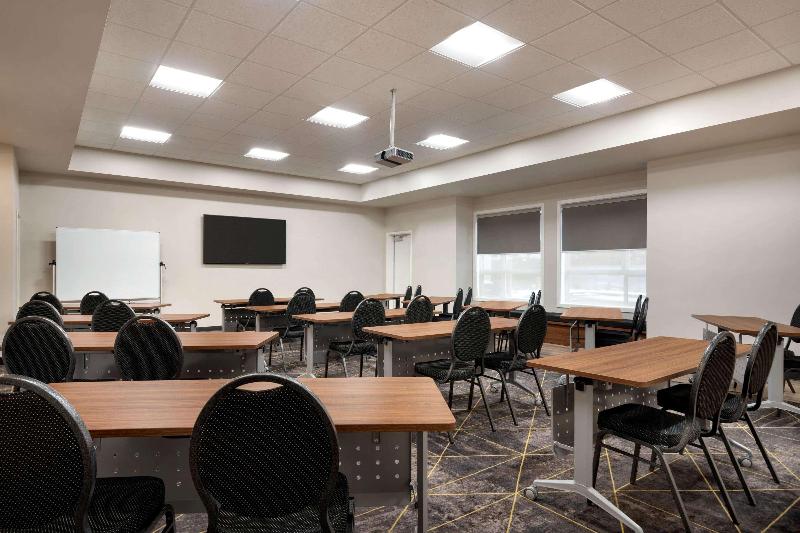 Отель Park Inn By Radisson, Kelowna