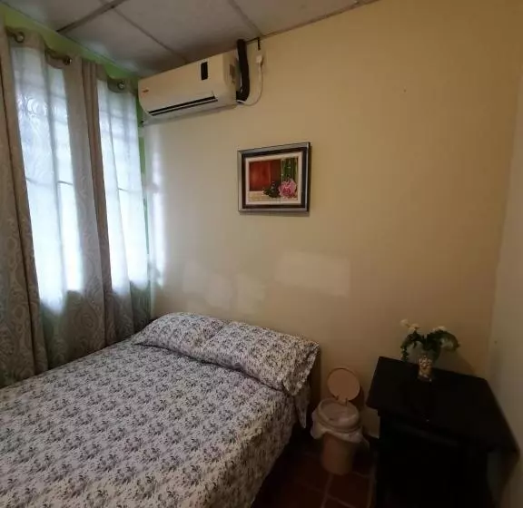 ペンション Bluerock Hostal