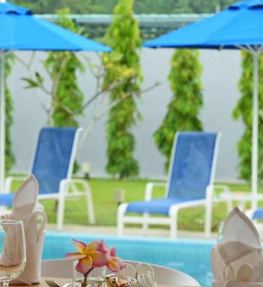 בית מלון כפרי Avi Pangkor Beach Resort