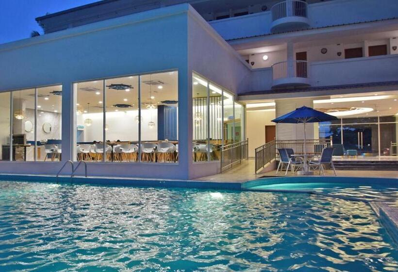 בית מלון כפרי Avi Pangkor Beach Resort