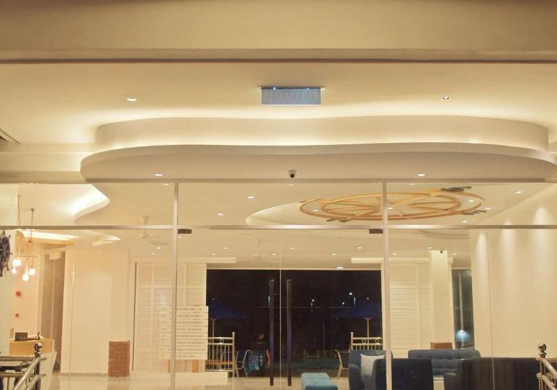 בית מלון כפרי Avi Pangkor Beach Resort