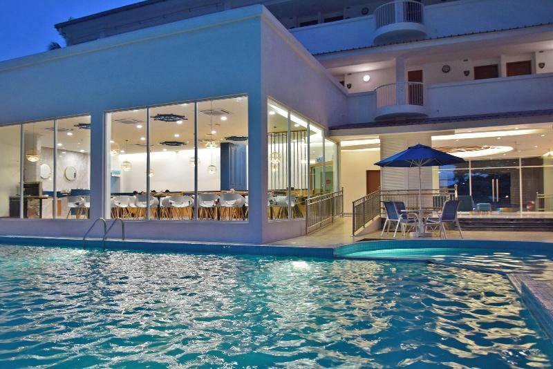 בית מלון כפרי Avi Pangkor Beach Resort