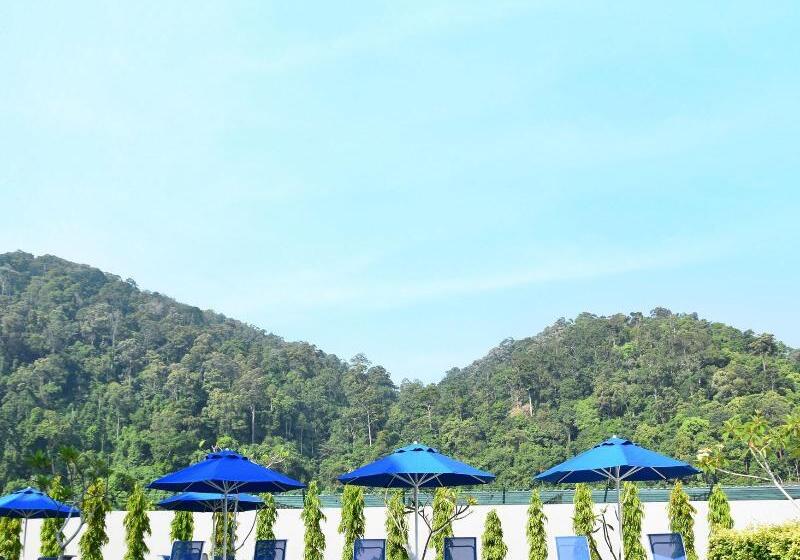 בית מלון כפרי Avi Pangkor Beach Resort