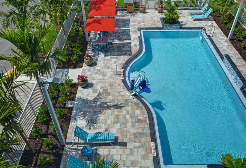 هتل Home2 Suites Naples I 75 Pine Ridge Road, Fl