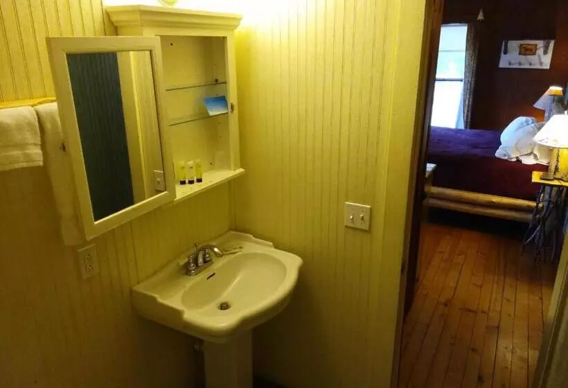 Hotelli The Woods Inn