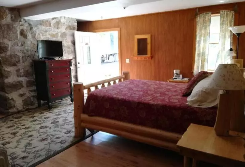 Hotelli The Woods Inn