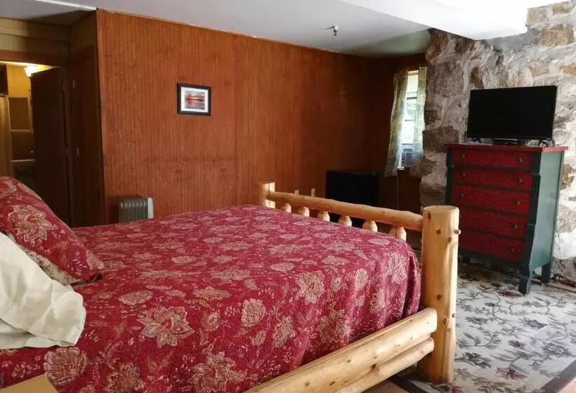 Hotelli The Woods Inn