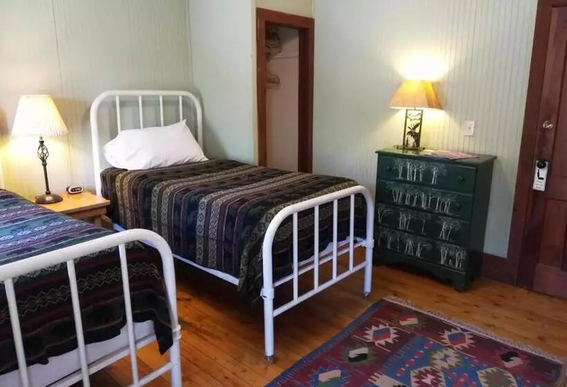 Hotelli The Woods Inn