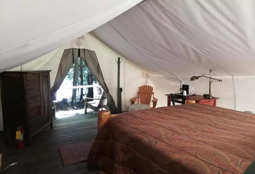 Hotelli The Woods Inn