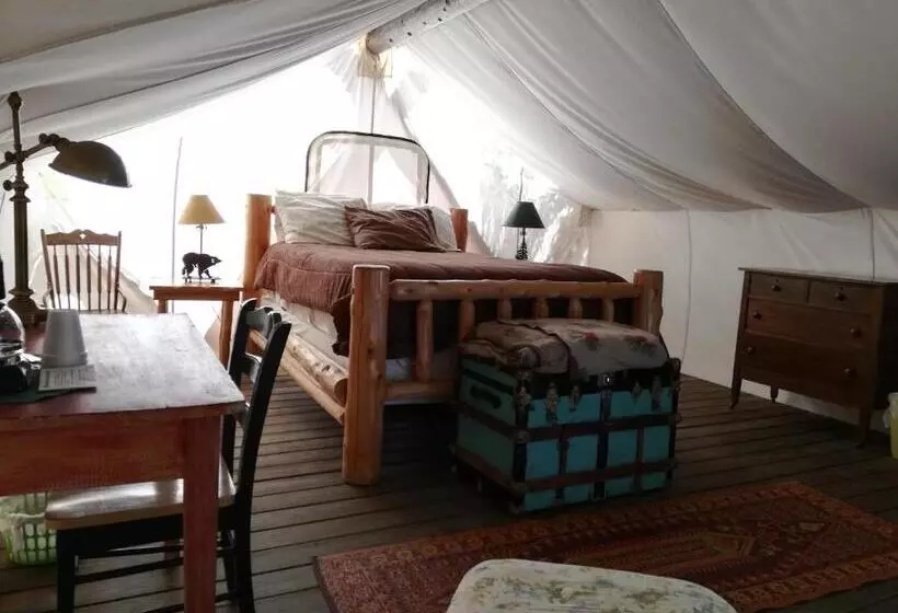 Hotelli The Woods Inn