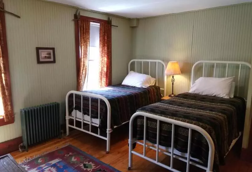 Hotelli The Woods Inn