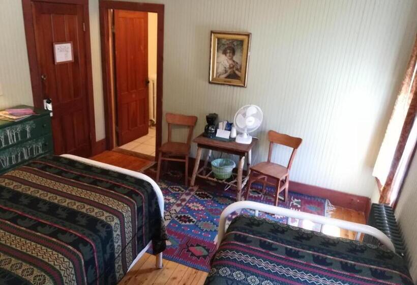 בית מלון כפרי The Woods Inn