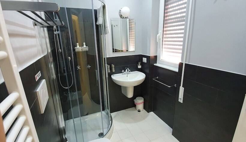 פנסיון Little Rose Guest House