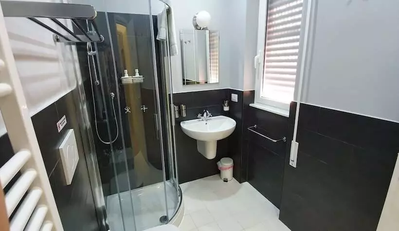 پانسیون Little Rose Guest House