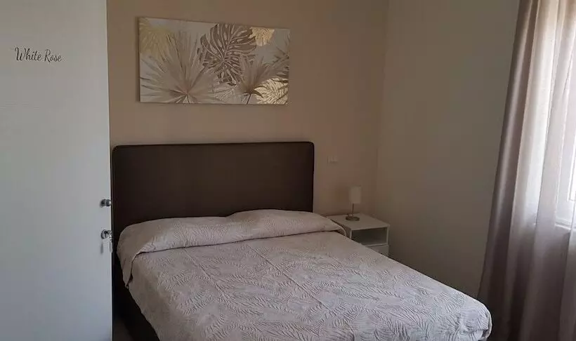 پانسیون Little Rose Guest House