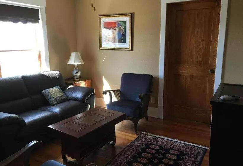 Attwood House Bed And Breakfast Near Manhattan, Ks