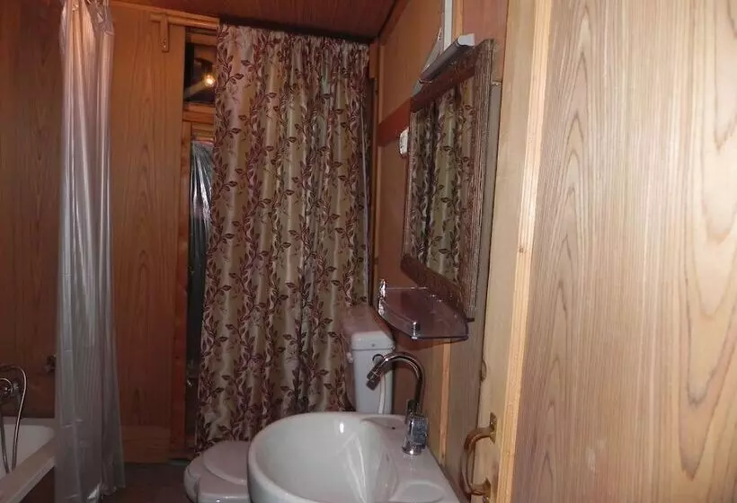ホテル Shabrose Heritage Houseboats