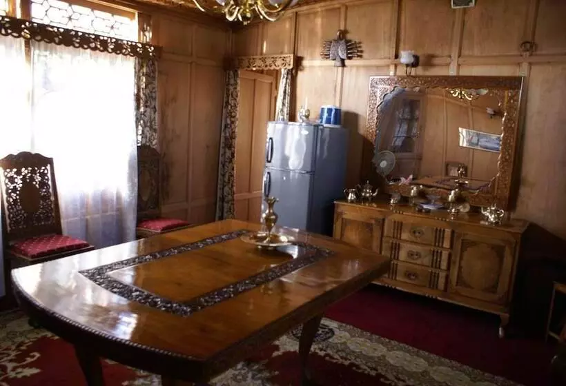 ホテル Shabrose Heritage Houseboats