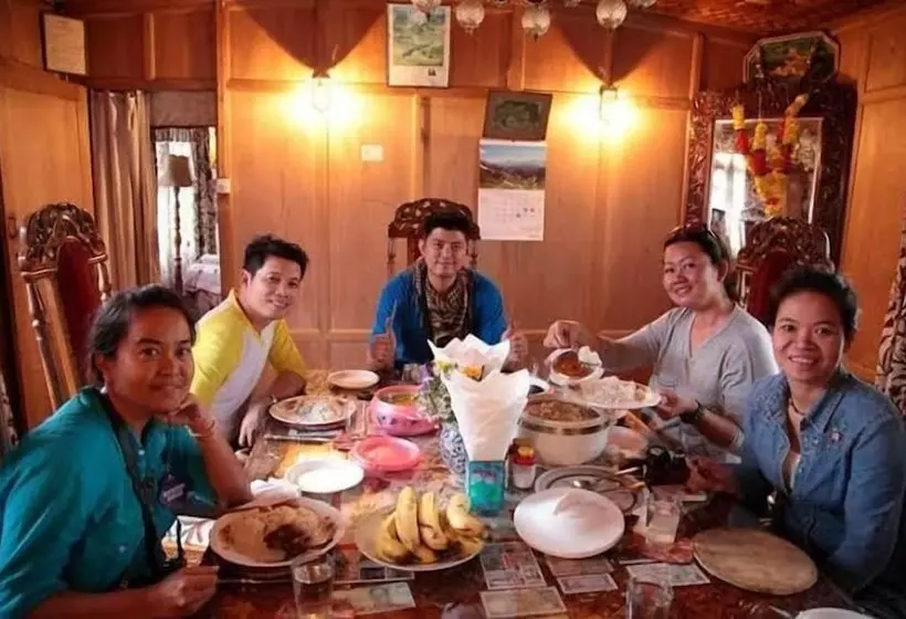 ホテル Shabrose Heritage Houseboats