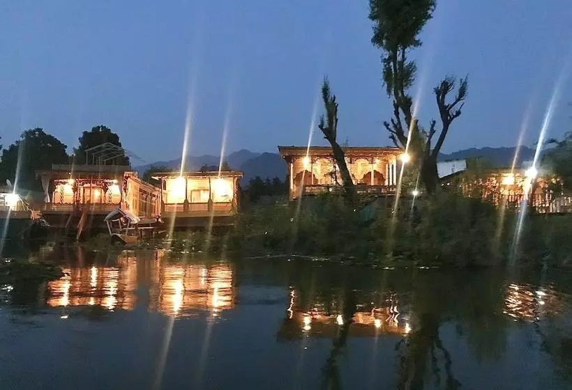 ホテル Shabrose Heritage Houseboats