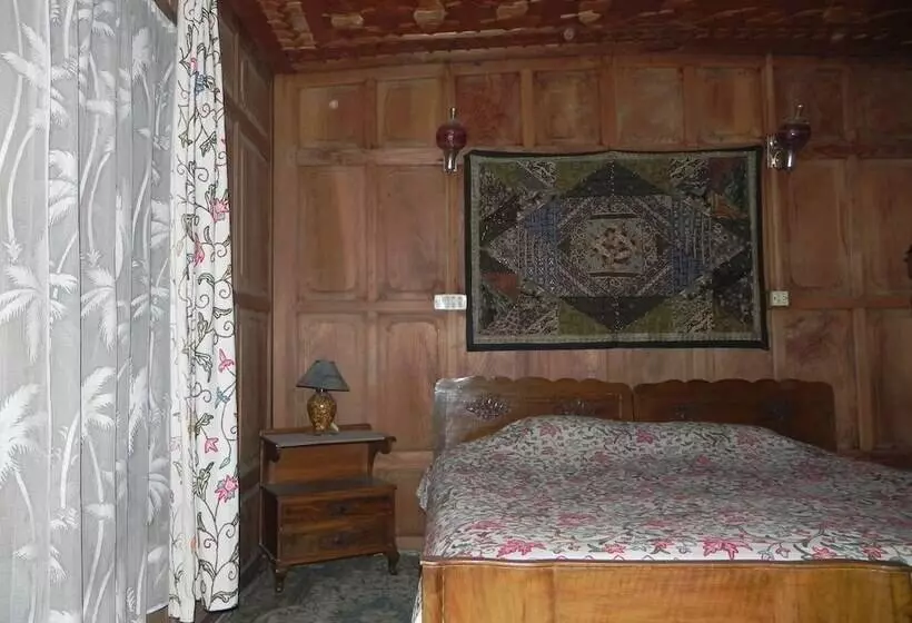 ホテル Shabrose Heritage Houseboats