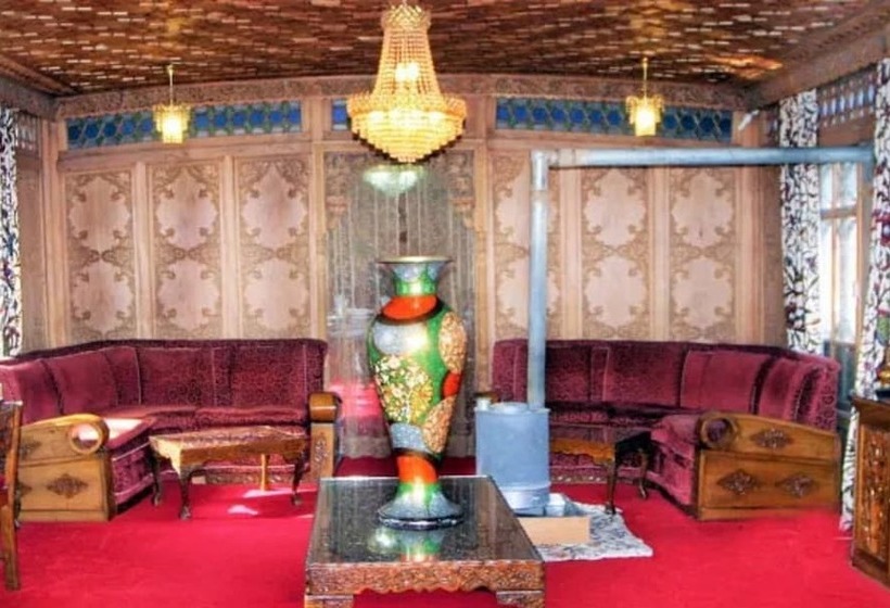 בית מלון כפרי Yadgaar Houseboats