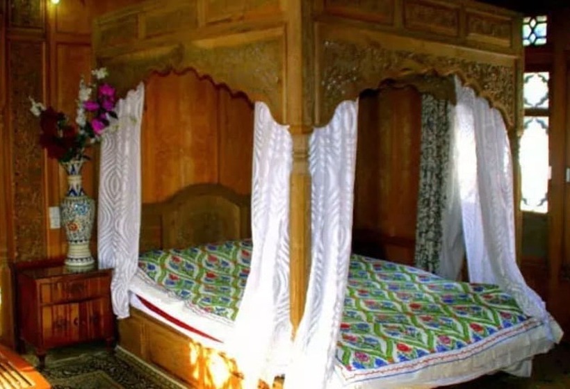 בית מלון כפרי Yadgaar Houseboats