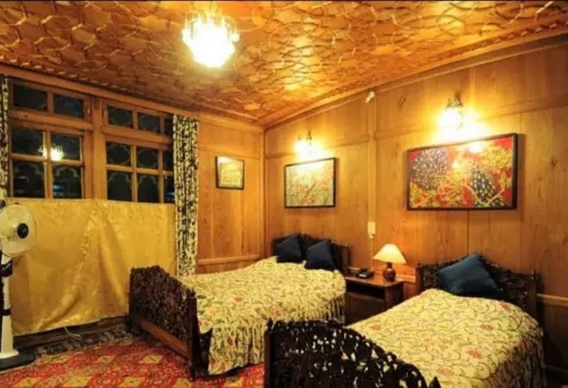 בית מלון כפרי Yadgaar Houseboats