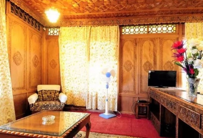 בית מלון כפרי Yadgaar Houseboats