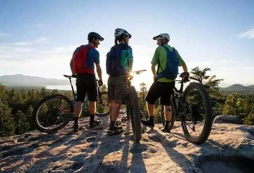 Mv49 Lake Tahoe A Block From The Caverock Beach