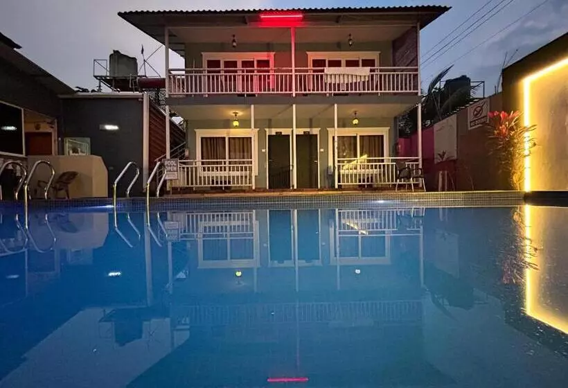 استراحتگاه Sea Shell Beach Cottages & Suites