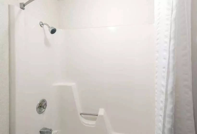 هتل Super 8 By Wyndham White River Junction