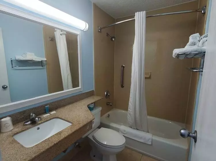 מוטל Coastal Inn & Suites